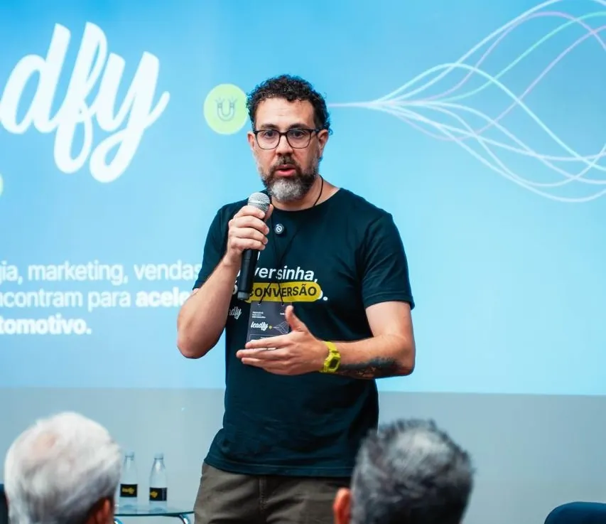 Aurélio Araújo, sócio da Leadfy, apresentando em evento