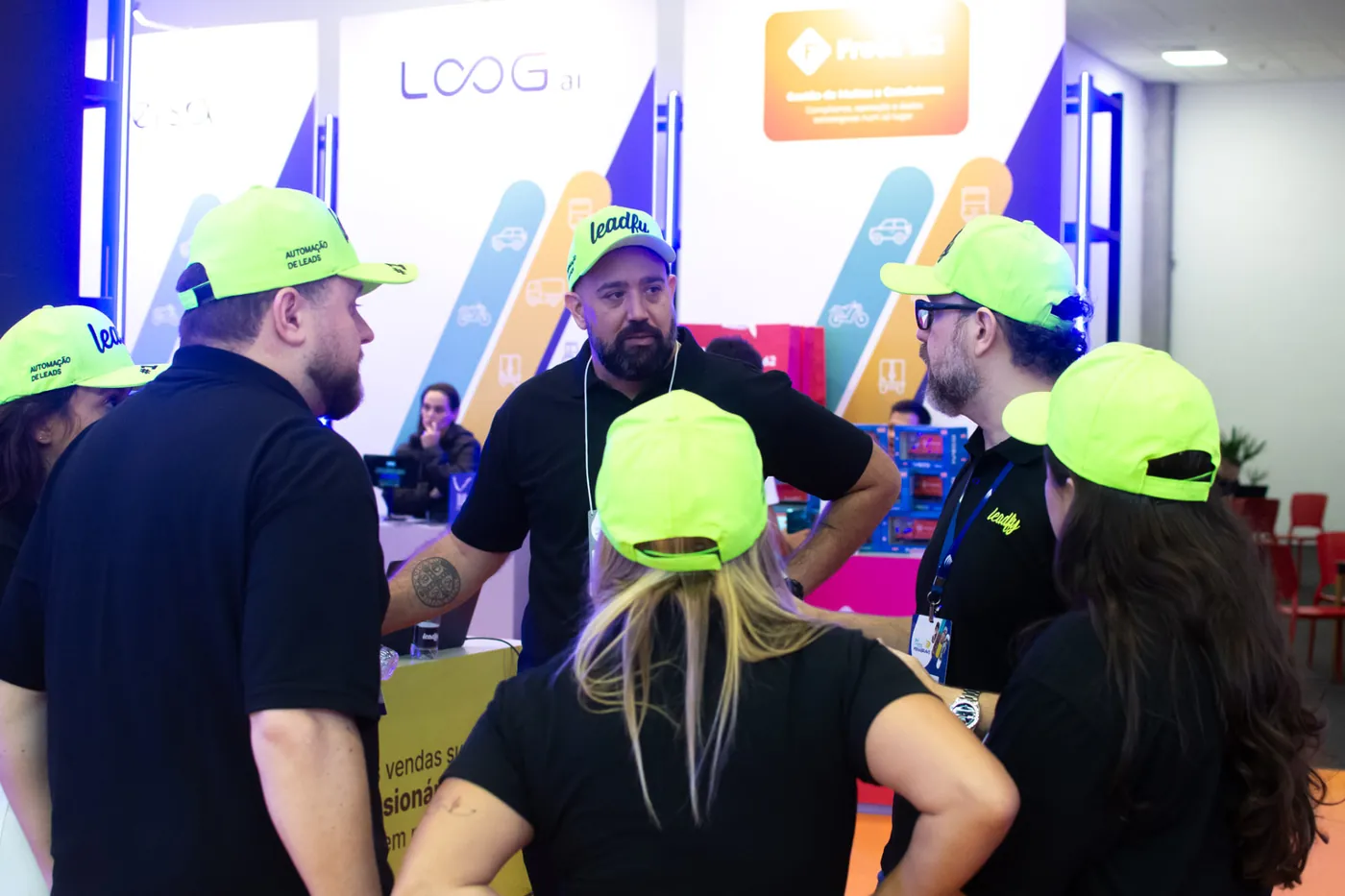 Alfredo Moreira, sócio Leadfy, conversando com pessoas