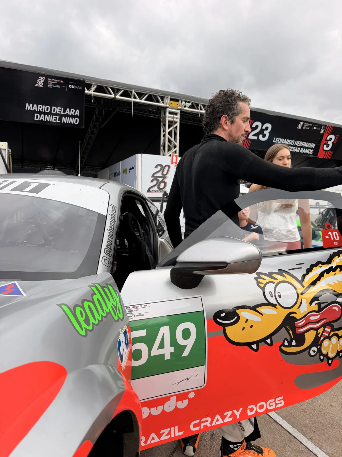Daniel Nino e o carro no Porsche Endurance Challenge, em Brasília