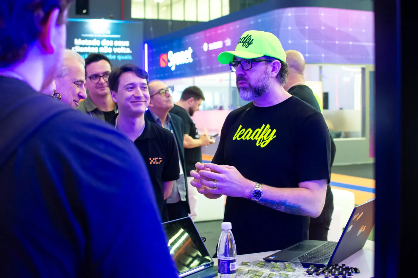Time da Leadfy em conversa com clientes
