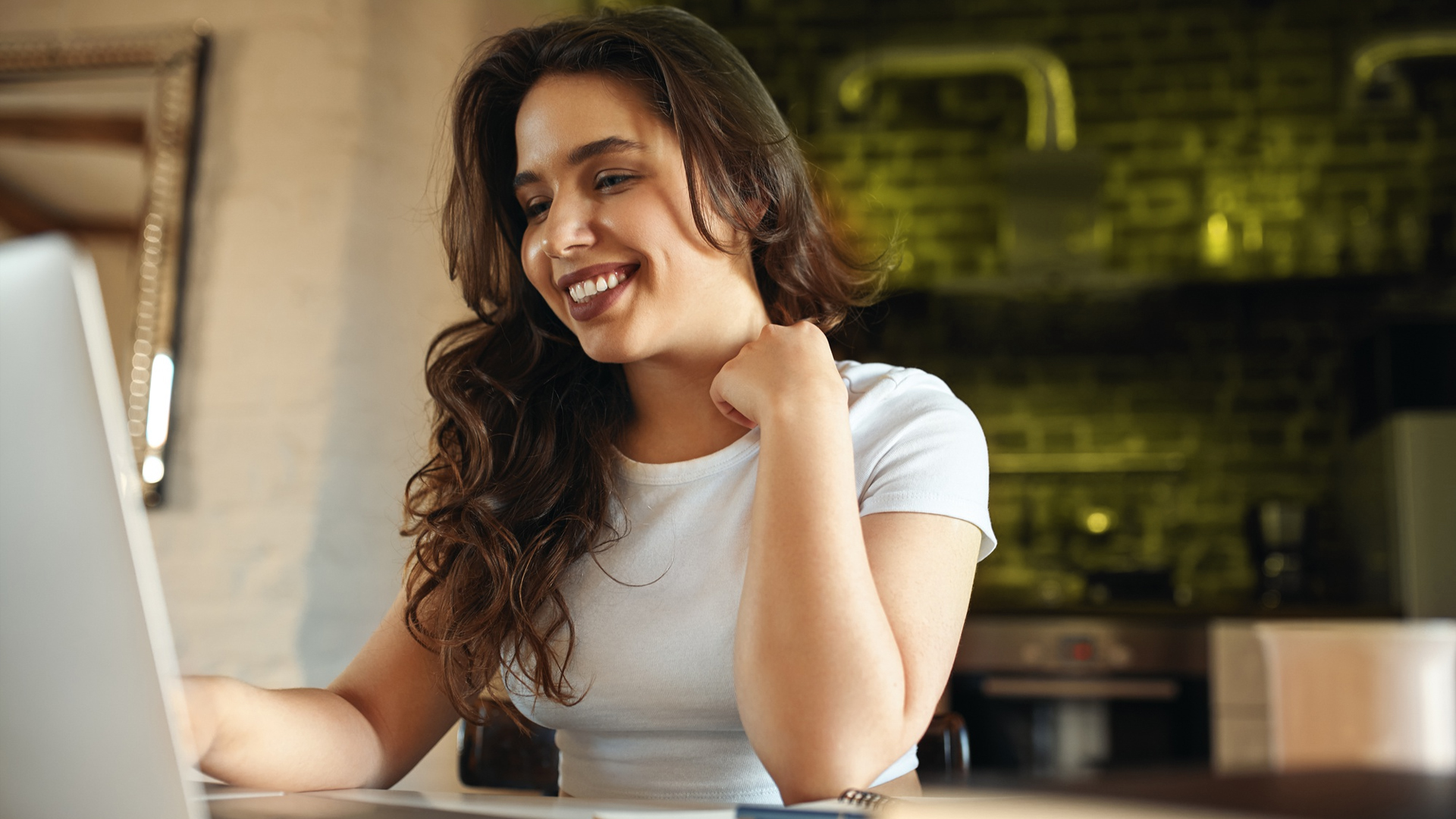 Mulher sorrindo enquanto navega em um site, representando a experiência de atendimento personalizado no site.